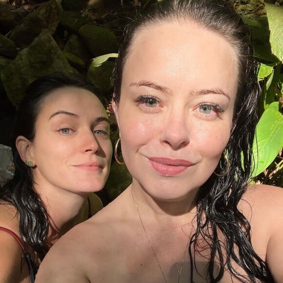 Ex-mulher de Rafael Cardoso, Mariana Bridi aproveitou uma cachoeira com Bianca Bin