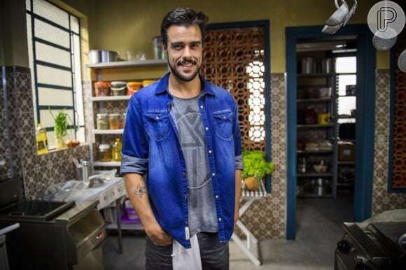 Enrico (Joaquim Lopes) plantou pacote com camarão estragado no restaurante do pai para prejudicar Vicente (Rafael Cardoso)