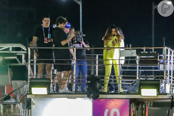 Novo affair de Anitta curte show em cima do trio da cantora