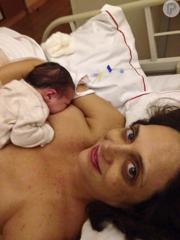 Leticia Isnard comentou sua vida após o nascimento da filha, Tereza: 'Esse começo é uma loucura. Cansaço, overdose de amor e muito desconforto pós-operatório'