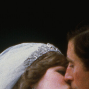 The Crown: série já abordou casamento de Diana e Charles
