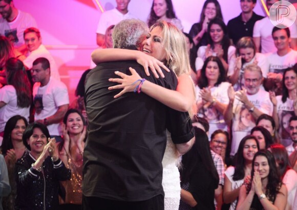 Bial abraça Fernanda, vencedora do 'BBB13'