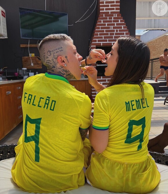 Mel Maia e MC Daniel apareceram vestidos com a camisa do Brasil dando comida na boca um do outro