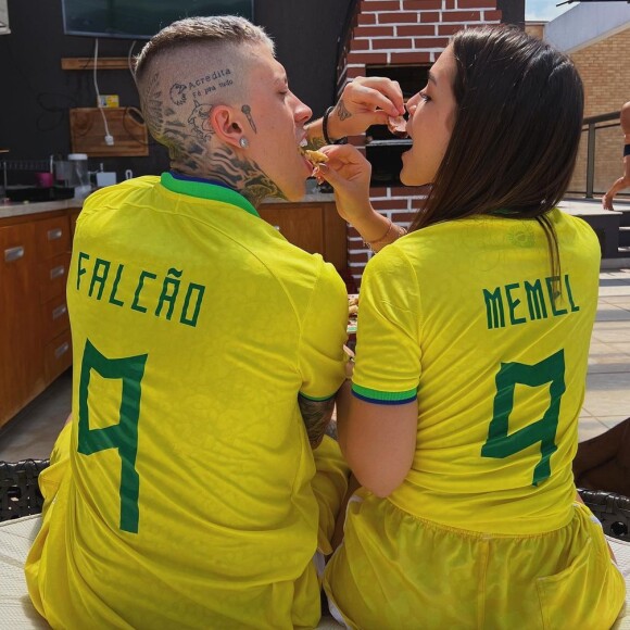 Mel Maia e MC Daniel apareceram vestidos com a camisa do Brasil dando comida na boca um do outro