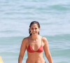 De biquíni, Camila Pitanga exibiu o corpão em dia de praia