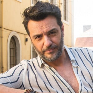 Moretti (Rodrigo Lombardi) mostra receio após Guida (Alessandra Negrini) decretar fim do casamento deles na novela 'Travessia'