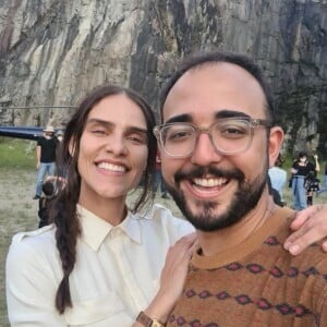 Isabella Nassar em foto com Raphael Montes no bastidor da série 'Bom Dia, Verônica', na qual a atriz dá vida a Olga