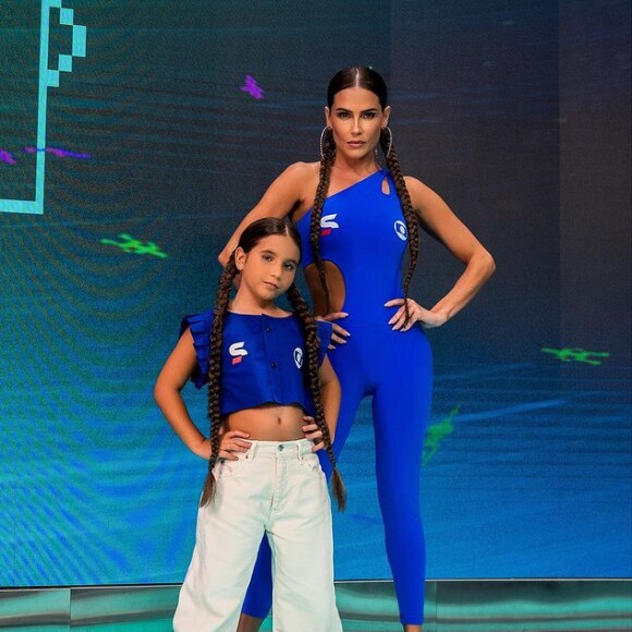 Deborah Secco surgiu ao lado da filha, Maria Flor, no programa 'Tá na Copa', do Sport TV