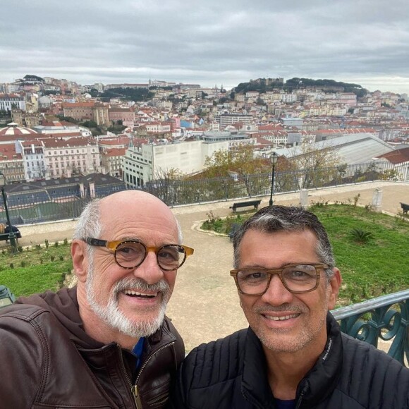 Marcos Caruso e Marcos Paiva apareceram juntos em fotos de viagem romântica