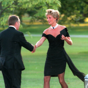 The Crown: série recriou vestido da vingança usado por Diana