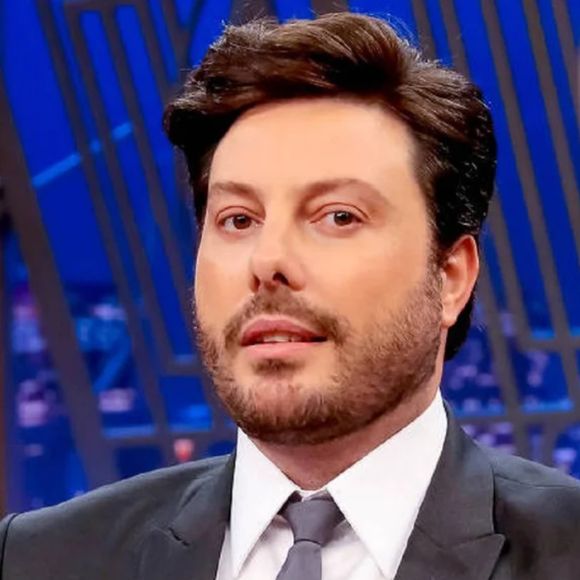 Danilo Gentili tem elogiado as fotos sensuais de Simaria