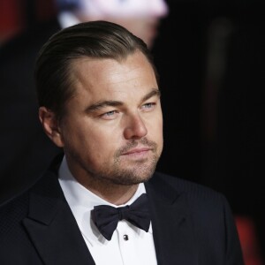 Leonardo DiCaprio foi clicado por paparazzi com uma modelo em uma boate.