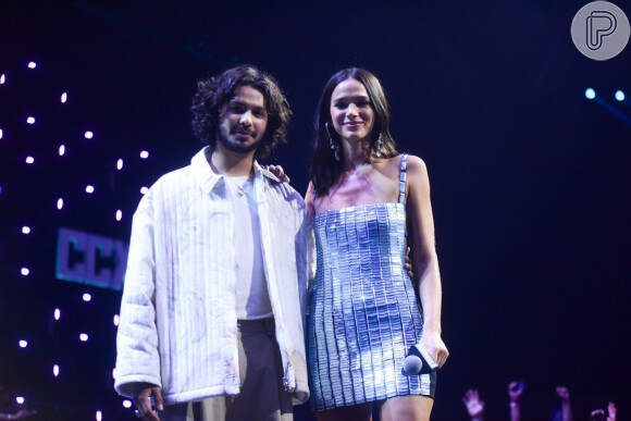 Bruna Marquezine e Xolo Maridueña apareceram de surpresa na CCXP22