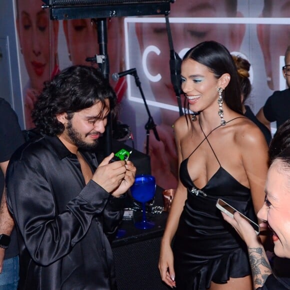 Bruna Marquezine e Xolo Maridueña prestigiaram evento em São Paulo