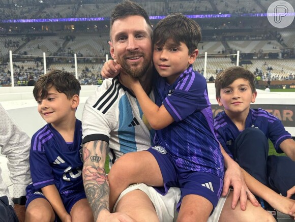Messi posa com os filhos, Thiago, Mateo e Ciro, em foto publicada por Antonela Roccuzzo
