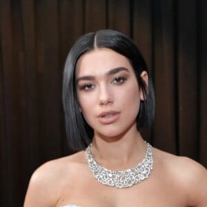 O look prateado é perfeito para nativas do signo de Leão, tal como Dua Lipa