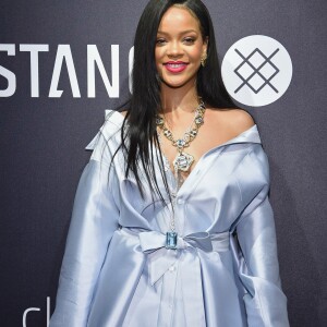 O vestido curto azul é outra pedida interessante para o Réveillon: inspire-se nesse look de Rihanna