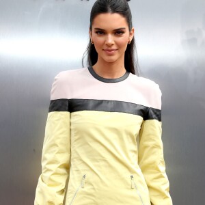 O amarelo é a cor indicada para quem é do signo de Escorpião usar no Réveillon 2023: inspire-se nesse look da escorpiana Kendall Jenner