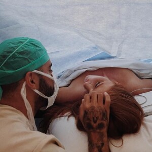 Pedro Scooby compartilhou foto do parto de sua filha com Cintia Dicker