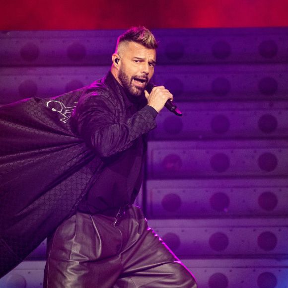 Um sobrinho do Ricky Martin acusou o cantor de manter relações incestuosas.