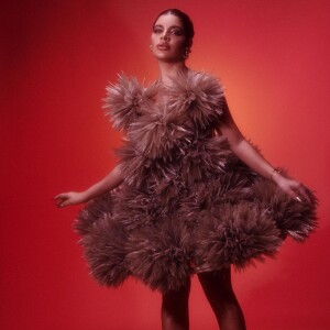 Gkay usou vestido bege Schiaparelli com plumas no Baile da Vogue 