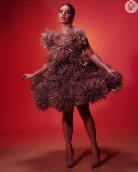 Gkay usou vestido bege Schiaparelli com plumas no Baile da Vogue 