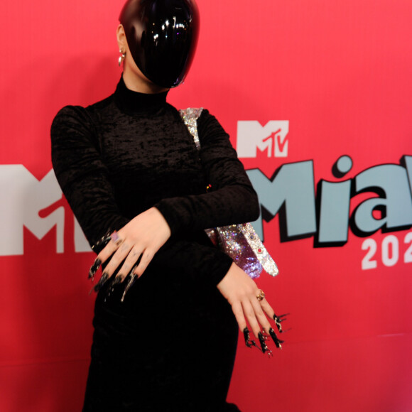 Gkay em 2022 usou vestido com capacete para premiação