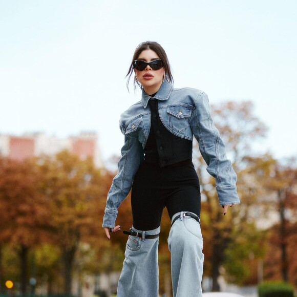 Gkay também usou as jeans boots, outra tendência polêmica de moda em 2022