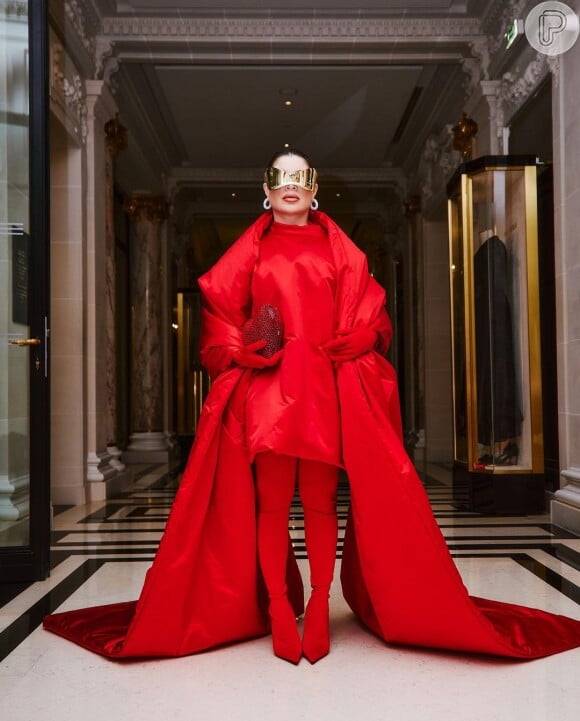 Look monocromático vermelho foi escolha de Gkay para desfile da Balenciaga
