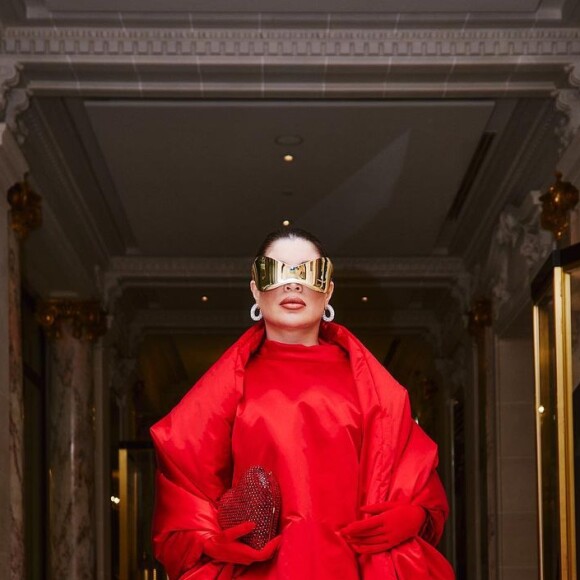 Look monocromático vermelho foi escolha de Gkay para desfile da Balenciaga