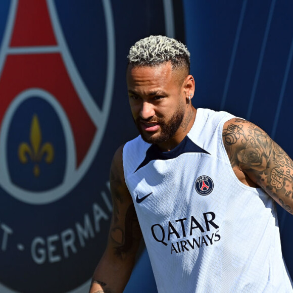 Neymar vai passar o Réveillon em Paris por conta dos trabalhos com o PSG e diversos amigos do atleta já estão chegando na cidade francesa para acompanhá-lo