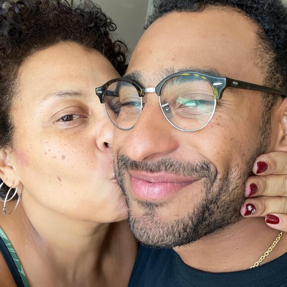 Kely Nascimento exibiu momentos de união da família nos últimos dias de vida de Pelé. Joshua, filho do ex-jogador com Assíria, se juntou aos irmãos