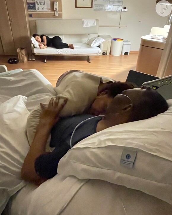 Abraço da filha Kely Nascimento em Pelé nos últimos dias de vida do ex-jogador