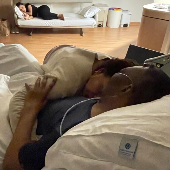 Abraço da filha Kely Nascimento em Pelé nos últimos dias de vida do ex-jogador