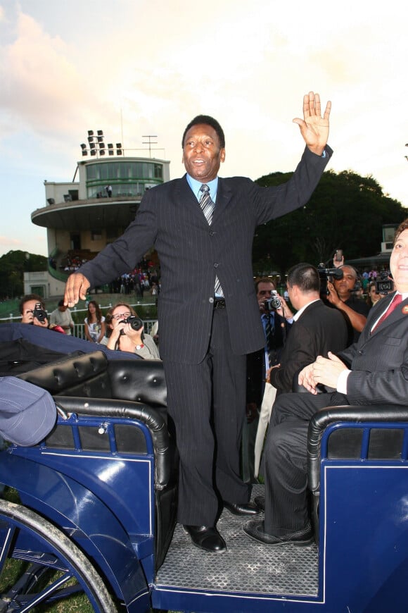 Longe dos gramados, Pelé foi comentarista da Copa e até Ministro do Esporte
