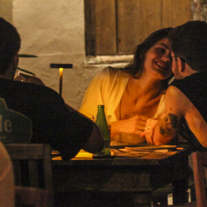 Camila Queiroz e Klebber Toledo foram flagrados no maior clima de romance durante um jantar na cidade nesta sexta-feira (30)