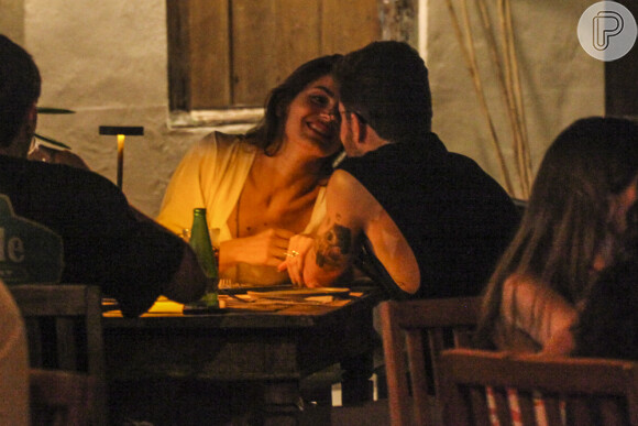Camila Queiroz e Klebber Toledo foram flagrados no maior clima de romance durante um jantar na cidade nesta sexta-feira (30)