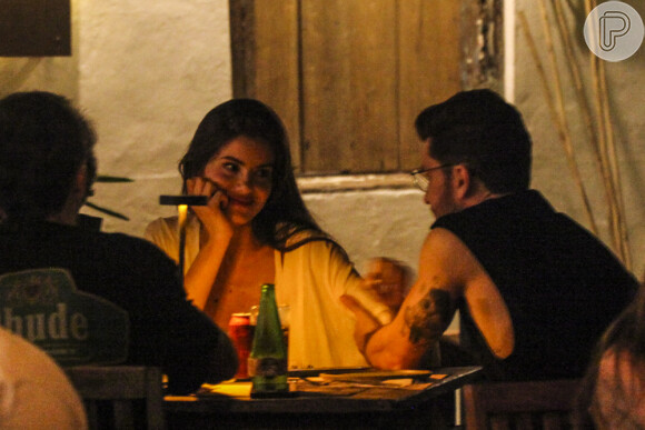 Camila Queiroz e Klebber Toledo trocaram olhares carinhosos em jantar