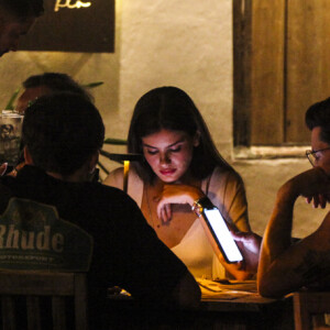 Camila Queiroz e Klebber Toledo jantaram na companhia de amigos