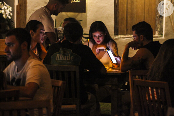Camila Queiroz e Klebber Toledo jantaram na companhia de amigos