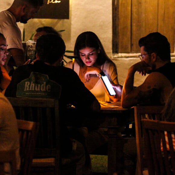 Camila Queiroz e Klebber Toledo jantaram na companhia de amigos