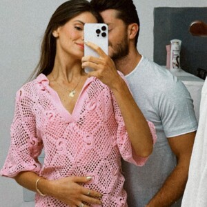Camila Queiroz negou que esteja grávida: 'É só uma mão na barriga'
