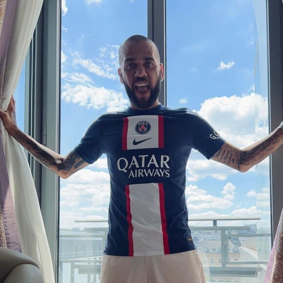 Daniel Alves teria colocado a mão por dentro da roupa da mulher