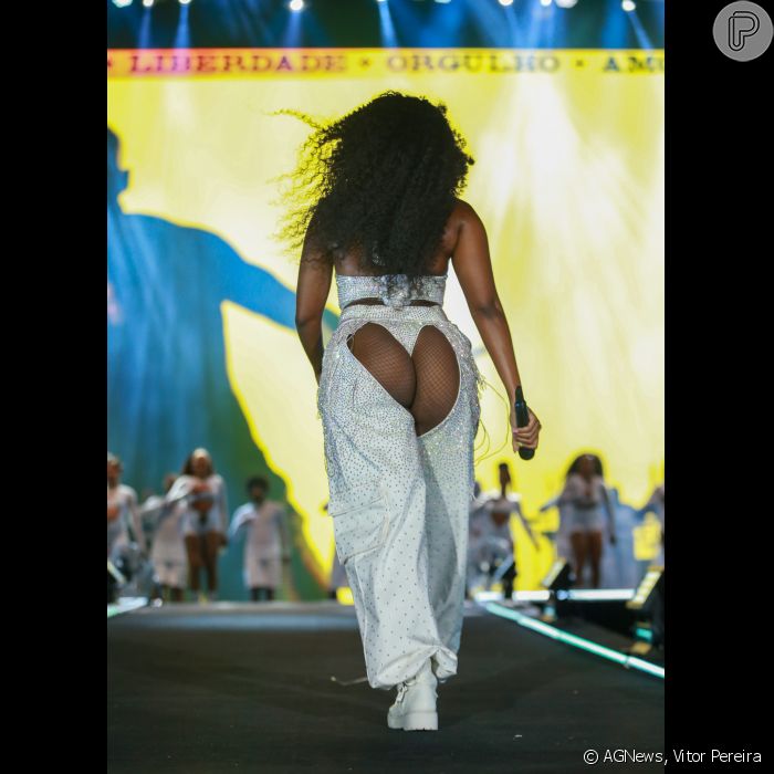 Iza Apostou Em Biqu Ni Fio Dental Para Show No R Veillon De Copacabana Em De Dezembro De