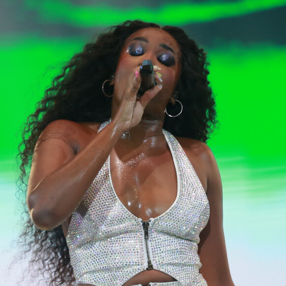 Look de IZA chamou atenção com recorte e decote