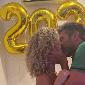 Bárbara Borges e Iran Malfitano se beijam em primeira publicação como casal