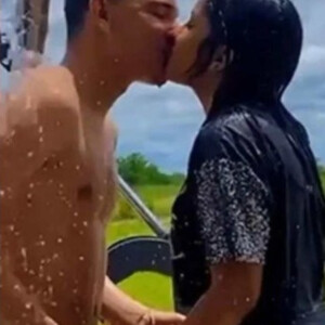 João Gomes apareceu beijando Ary Mirelle