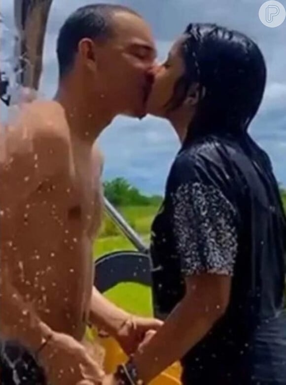 João Gomes apareceu beijando Ary Mirelle