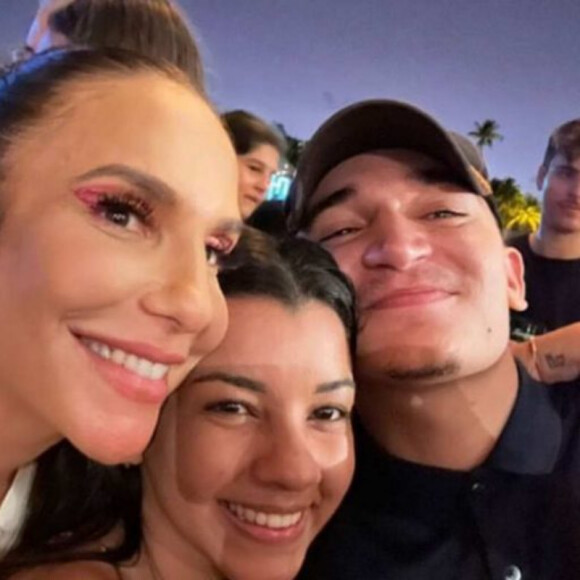 João Gomes surgiu apaixonado ao lado da namorada em foto com Ivete Sangalo