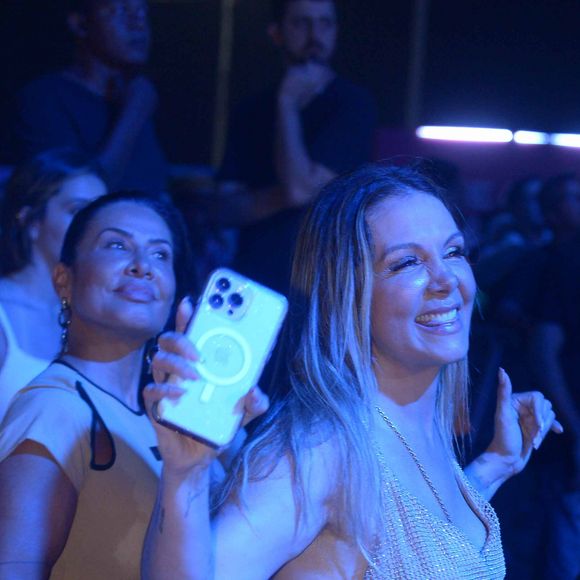 Carla Perez estava no local para prestigiar o marido, Xanddy, que participou do show de Anitta